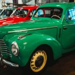 Najdziwniejsze kolory lakieru w historii i dlaczego zniknęły z ulic Klasyczne samochody w jaskrawych kolorach zaparkowane w hali garażowej